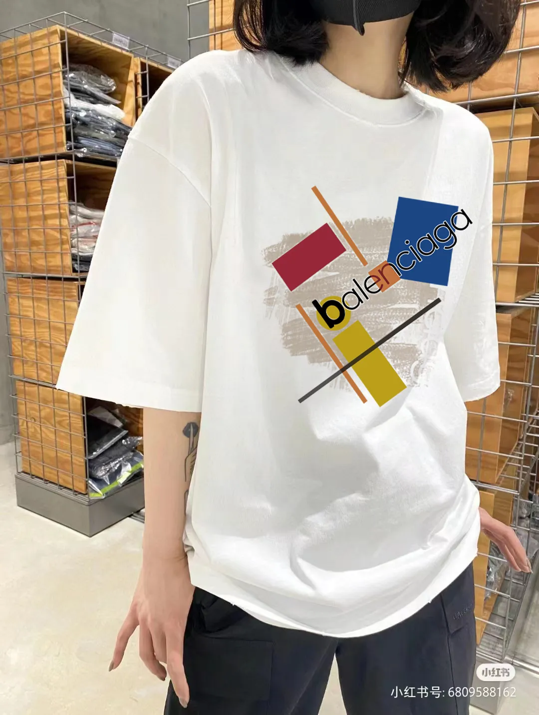 P80✨🔥 BALENCIAGA Paris lettering printed short-sleeved T-shirt. Custom-woven and dyed 300 grams of combed cotton heavyweight fabric. Zero color difference in threads. Perfect details. Different from the current currency version. Welcome to compare. Same Style for men and women. Must-sell in the picture above. Color: White Black Size: 1 2 3 4